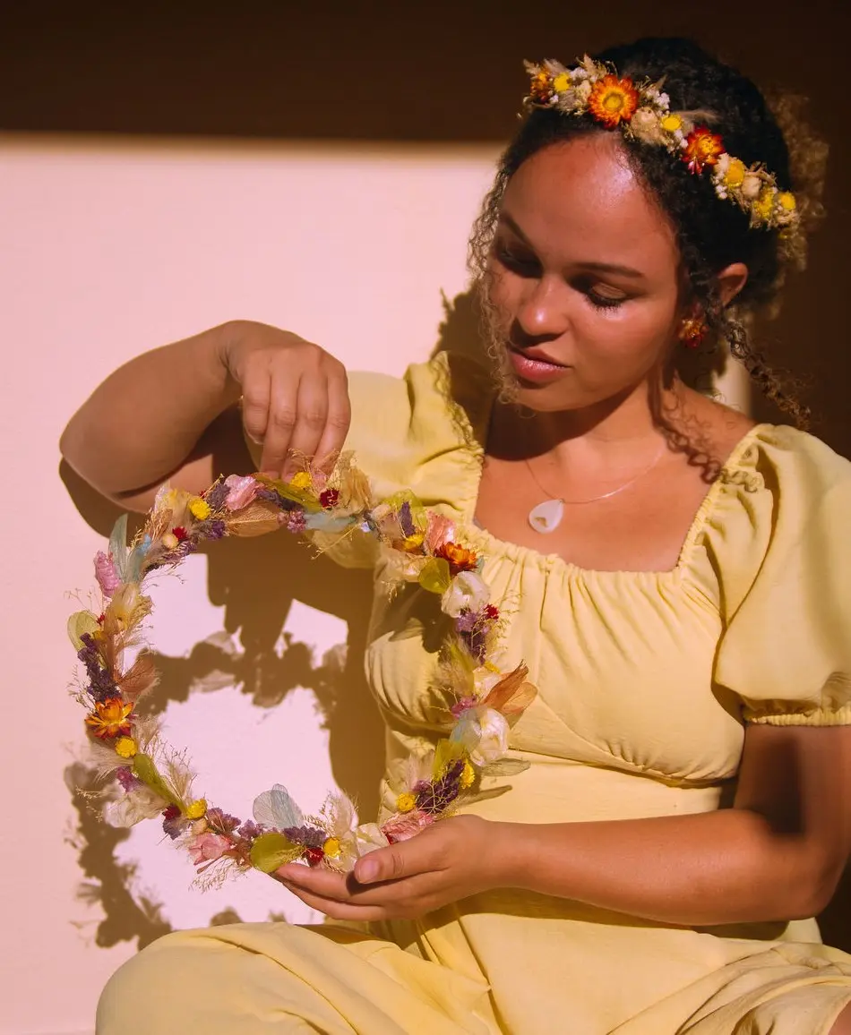 Artesã trabalhando com flores